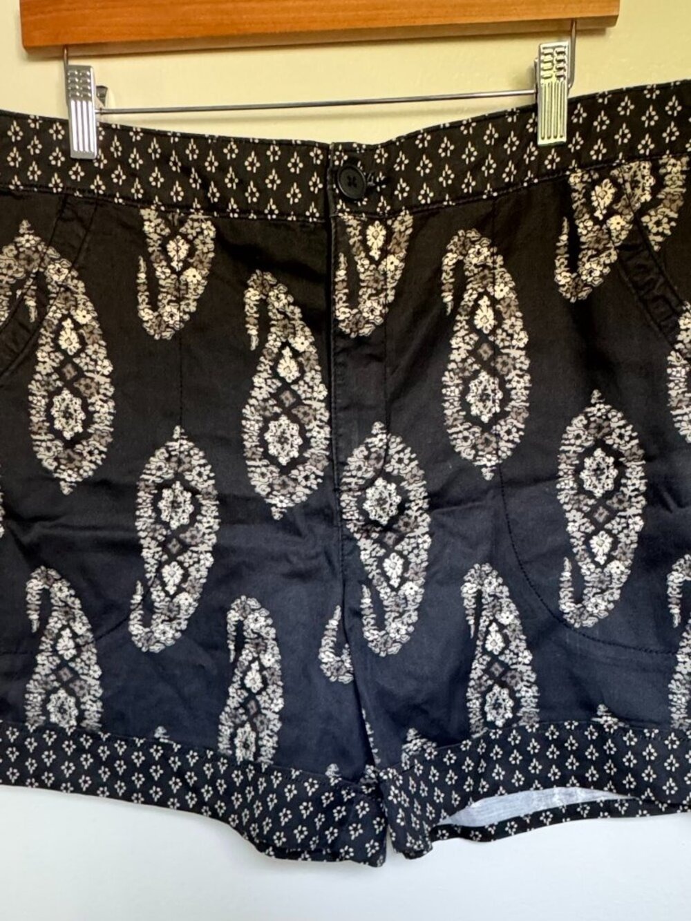 Knox Rose Womens XL Black Paisley Shorts Boho High Rise Cuffed Pockets